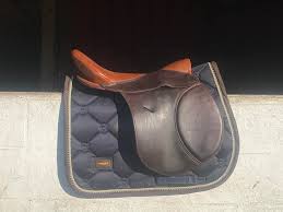 Beautiful older Peter's Tack 2000 saddle available. Serial number is in  photos