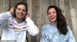 Последние твиты от ashton kutcher (@aplusk). Ashton Kutcher Und Mila Kunis Launch Quarantane Wein Fur Charity Aktuelle Boulevard Nachrichten Und Fotogalerien Zu Stars Sternchen