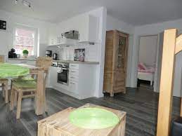 Am ortsrand, 2 km vom zentrum von norden, 2.7 km vom zentrum von norddeich, 3.5 km vom meer, 3.5 km vom strand. Ferienwohnung Seestern Norddeich Frau Birgit Herzog