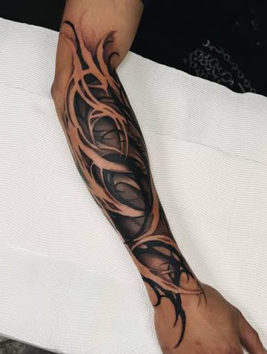 Blackwork venom 🫡 full coverage sleeve in the works. Now THIS is what I want to see more of 🥵😍 Gracias @falla_369 🙏🏼 for a perfect day . Done at @umbratattoo .