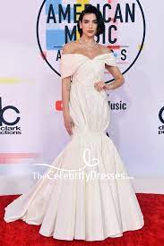 The young pop star is having a big night at the 2018 american music awards, and we wouldn't have it any other way. Dua Lipa Elfenbein Off The Shoulder Meerjungfrau Abendkleid 2018 American Music Awards Thecelebritydresses