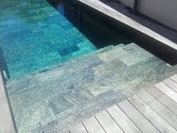 Carrelage Piscine Grandi Carreaux En Pierre Naturelle Polie Quarzite Carrelage Piscine Piscine Carrelee Piscine