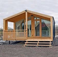 Las casas móviles también conocidas como mobil homes tienen un diseño y unas características muy concretas definidas por su utilidad como viviendas camping y viviendas de vacaciones. Casas De Madera Moviles En Dos Piezas Casas En Piezas