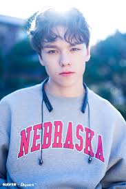Vernon (버논) (lahir 18 februari 1998) adalah seorang rapper korea selatan di bawah kontrak pledis entertainment. Hansol Vernon Chwe