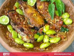 2 siung bawang putih 1 ruas kunyit 1 sdt ketumbar 1 sdt garam bahan sambal: Seenak Masakan Mertua Ini Resep Patin Pete Sambal Lado Indozone Id