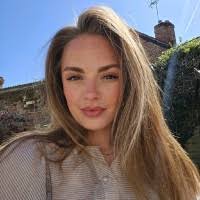 Isabella Lewis's Instagram, Twitter & Facebook