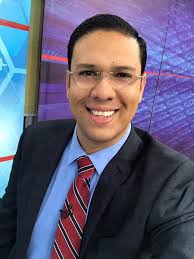 Luces, cámara 🎥, ¡ACCIÓN! Ya en los estudios de UNE TV para brindarles  toda la información al día. #UNEAM 5:45 am ¡acompáñame!