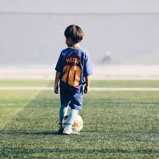 Fotball er en ballidrett mellom to lag, hvert bestående av elleve spillere, hvor formålet er å få ballen flest ganger inn i motstanderlagets mål. Fotball 24 Home Facebook