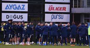 İdmanın ilk bölümünde takımla çalışan mesut özil, taktiksel antrenmana geçildikten sonra ise çalışmasını takımdan ayrı sürdürdü. Mesut Ozil Fenerbahce Ile Ilk Antrenmaninda Spor Haberi