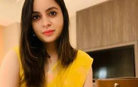 Garima Singh's Instagram, Twitter & Facebook