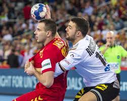 Er spielt im linken rückraum. Aussortierter Bastian Roscheck Uberrascht Vom Bundestrainer