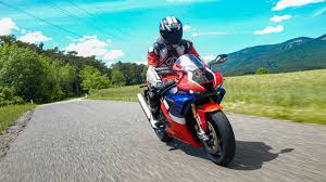 For 28 years the words 'honda fireblade' have been synonymous with perfect handling, balance and sheer riding enjoyment. Honda Cbr1000rr R Fireblade Sp 2020 Landstrassentest