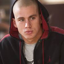 Channing Tatum 19 vjec (1999) duke punuar si stripper nen emrin “Chan  Crawford”. Eksperienca e tij 9-mujore frymezoi pak edhe filmin “Magic  Mike”, ku Tatum luajti rolin kryesor.