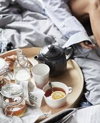 Gros Plan D Un Plateau Rond Avec Theiere Mugs Et Bocaux Plateau Rond Ikea Salon Ikea
