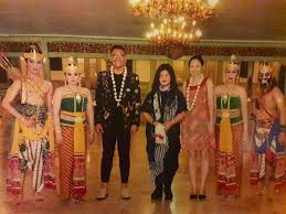 Karena kita semua yang hadir disini masih. Sambutan Hangat Dari Keluarga Puramangkunegaran Solo Diungkapkan Dengan Pemberian Bunga Dari Penari Para Penari Gambyong Dan Bambangancakil Penari Istana