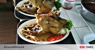 Kamu bisa praktik resep ayam ingkung seperti tertera dalam buku resep masakan. Jokowi Santap Ingkung Jawa Di Bantul Seperti Apa Ya Rasanya