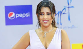 ايتن عامر هي نجمة شابة مصرية هي الاخت الصغرى للنجمة وفاء عامر تميزت ايتن بادائها للادوار الفتاة الروشة المدللة كما تميزت بخفة ظلها و دمها التي جعلتها النجمة المفضلة لدى. Ø£ØºØ±Ø¨ Ù…ÙˆÙ‚Ù Ù…Ø¹ Ø£ÙŠØªÙ† Ø¹Ø§Ù…Ø± Ø¹Ù„Ù‰ Ø§Ù„Ø³Ø¬Ø§Ø¯Ø© Ø§Ù„Ø­Ù…Ø±Ø§Ø¡ ÙÙ‰ Ù…Ù‡Ø±Ø¬Ø§Ù† Ø§Ù„Ø¬ÙˆÙ†Ø©