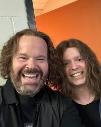 📺 Rentrée Télé 📺 David Boily s'est métamorphosé pour devenir le jeune  Marco Lachance dans la nouvelle comédie du même nom, mettant en vedette  Michel Charrette. Ça commence ce soir, 20h, sur