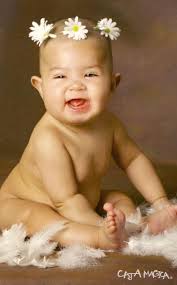 Niña Karen Lorena Cabrales Lozano es hija de los señores Roberto Cabrales  Hamabata y Lorena Lozano de Cabrales, en un estudio fotográfico de Caja  Mágica fotografía infantil. Mundo Infantil