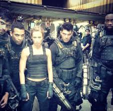Emily blunt a ensuite obtenu des rôles principaux dans la comédie dramatique sunshine cleaning , le film d'époque victoria : Best Of Emily Blunt On Twitter Emily Blunt Behind The Scenes Of Edge Of Tomorrow 2014