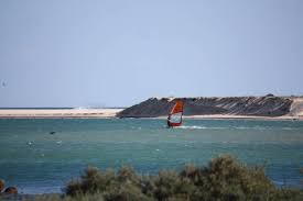 É uma praia tranquila, rodeada por uma floresta de pinheiros verdes e abençoada com areia branca extremamente fina e bonita. Ilha Da Fuseta Spot Guide For Kite And Windsurfing In Algarve Portugal