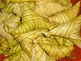 Berbeza dengan ketupat daun atau ketupat nasi ialah dari segi bentuk, saiz, penggunaan daun untuk membalut dan beras. Cara Buat Ketupat Palas Jantan Paling