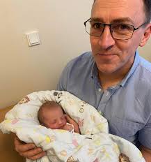 KÆMPE TILLYKKE Michelle og Mathias med jeres skønne lille Allie ❤️🇩🇰Vi er  SÅ stolte over at kunne kalde os Mormor og Morfar til sådan en vidunderlig  lille pige 😂❤️🤪