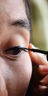 Eyeliner can make your eyes stand out and even transform and complete your appearance in no time, like doing winged eyeliner to give you the these gaps make eye makeup look messy, so to avoid that you can keep the liner flat and apply it in little strokes starting from the midpoint of your eyelid to. 5 Liquid Eyeliner Mistakes You Re Probably Making Self