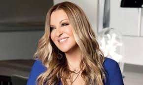 ↪ το δοκίμιο εξετάζει τη σχέση μεταξύ της οικονομικής ανάπτυξης και της πολιτισμικής άνθισης. Apostolos Gkletsos Eirinika Gr