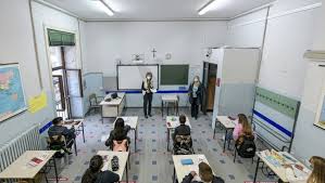 Scuole chiuse in zona rossa e facoltà nelle altre regioni (dunque anche in zona arancione o gialla) di chiudere gli istituti se, a livello locale, si raggiungono 250 casi ogni 100mila abitanti. Emiliano Scuole Chiuse In Puglia Solo Un Nuovo Decreto Puo Riaprirle La Repubblica