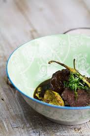 Geschmorte Wagyu Backchen Mit Indischen Auberginen Rezept Schmoren Auberginen Fleisch