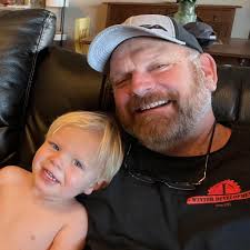 How to secure the head to the tracks during travel?