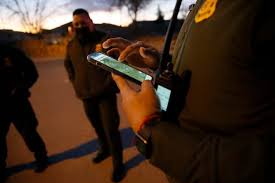 Agentes Border Patrol con luz verde para revisar telefonos celulares