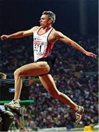 Inicialmente, há uma corrida de impulsão. Jonathan Edwards Great Britain Triple Jump 18 29 Meters Triple Jump Sporting Legends Track And Field