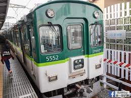 京阪本線・京阪電車 香里園～寝屋川市駅間で人身事故が発生「出てる、ブルーシートで隠しきれていない」・・・現地の情報 ↓↓ 詳細はリプ欄へ ↓↓ äº¬é˜ªé›»è»Šæ­è»Šæ–¹å¼ æ™¯é»žæŽ¨è–¦ äº¬é˜ªé›»è»Šä¸€æ—¥åˆ¸ æ™‚åˆ»è¡¨è»Šè³‡ ä¾†ä¸€çƒå­å™—