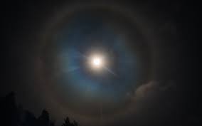 Странное кольцо света вокруг Луны: что такое лунное гало