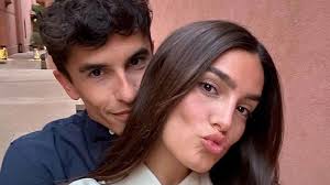 Marc Márquez acompaña a su novia Gemma Pinto en el último adiós a su hermano
