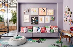 Motif brushstroke pada wallpaper bisa terkesan minimalis. 6 Background Dinding Ini Hadirkan Spot Instagramable Di Rumah