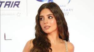 مايان السيد تخطف الأنظار على السجادة الحمراء في مهرجان القاهرة السينمائي