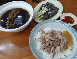 羅小萍 is feeling happy with apple fan and 3 others at 七賢老牌鴨肉飯. ä¾¯è¨˜é´¨è‚‰é£¯hashtag On Twitter