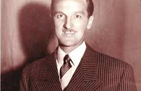 Enrique Campos no intentaba ningún lucimiento vocal. Cantaba con  displicencia, sin exaltarse, con la sencillez de las cosas humildes. Detrás  de él, la orquesta sonaba afiatada, precisa, y discreta, con una simple