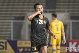 Ternyata klub itu adalah pelita jaya yang sempat hal itulah yang menjadi alasan utama bambang pamungkas menjadi pendukung pelita jaya.saya masih kelas 2 sma dan menjadi siswa diklat. Bambang Pamungkas Turun Tangan Bernegosiasi Dengan Osvaldo Haay Bolaskor Com