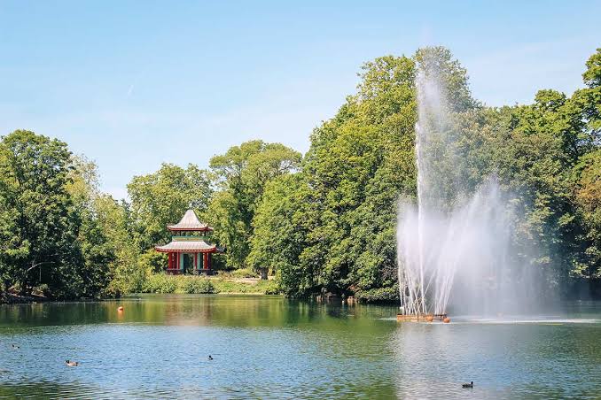 Victoria Park, Tower Hamlets — open parkland and lake