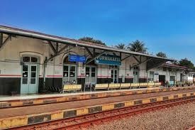 Di negara mana saja rel kereta api masih di jalan. Heritage Kereta Api Indonesia