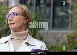 Bella donna boomer bambino di mezza età fa selfie su smartphone per strada  Foto stock