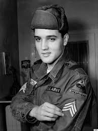 Enregistré au « radio recorder » d'hollywood, cet album magique doit sa réputation en cette fin d'année 56, toujours blond, elvis est au pinacle de son art, mais s'il est le meilleur chanteur du circuit, il a aussi la chance. Elvis In The Army Elvis Presley Young Elvis Elvis