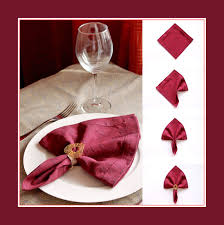 Elegante Und Unkompliziert Stoffservietten Falten Das Blatt Aus Dunkelroter Serviette Und Mit Goldenem Ring Stoffservietten Falten Stoffservietten Servietten