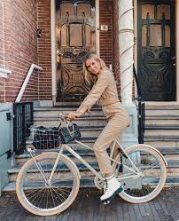 On Her Way To The City Like Moderosaofficial Veloretti Bicycle Fashion Bicycle Bycicle Outfit