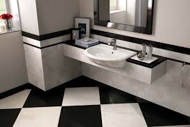 Un bagno piccolino tutto rivestito di piastrelle decorate può dare un effetto di ambiente sovraccarico, ma solo se l'effetto finale è pasticciato. Pin Su Bagno