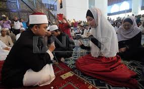 Waktu diminta menulis nama, ia menulis namanya. Boleh Kekal Nama Selepas Peluk Islam